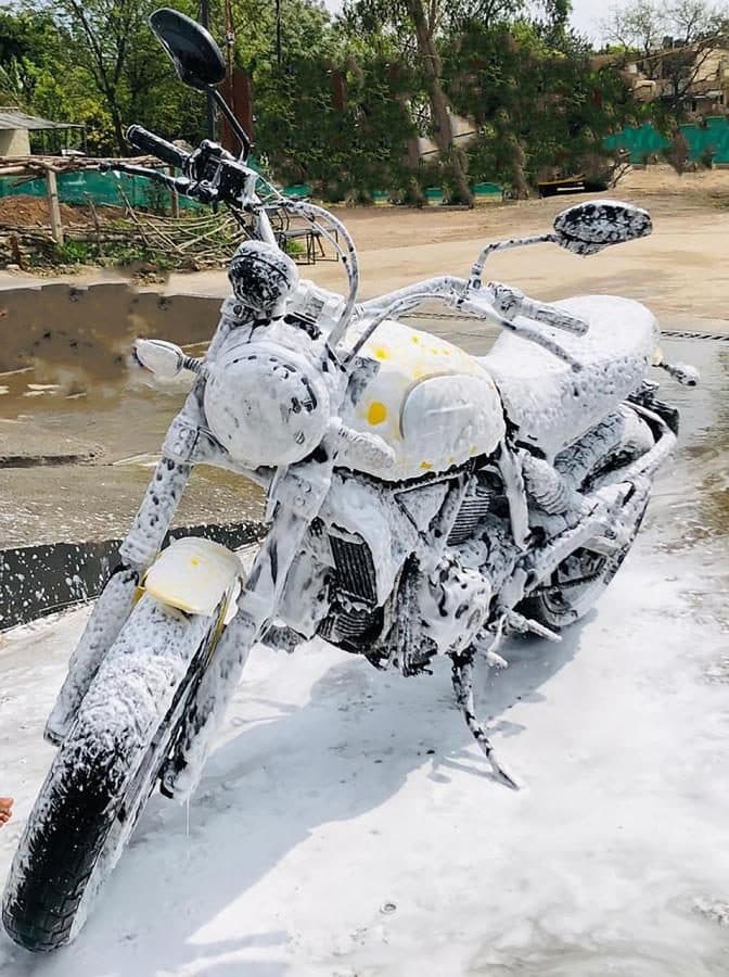 Moto entièrement recouverte de mousse de lavage