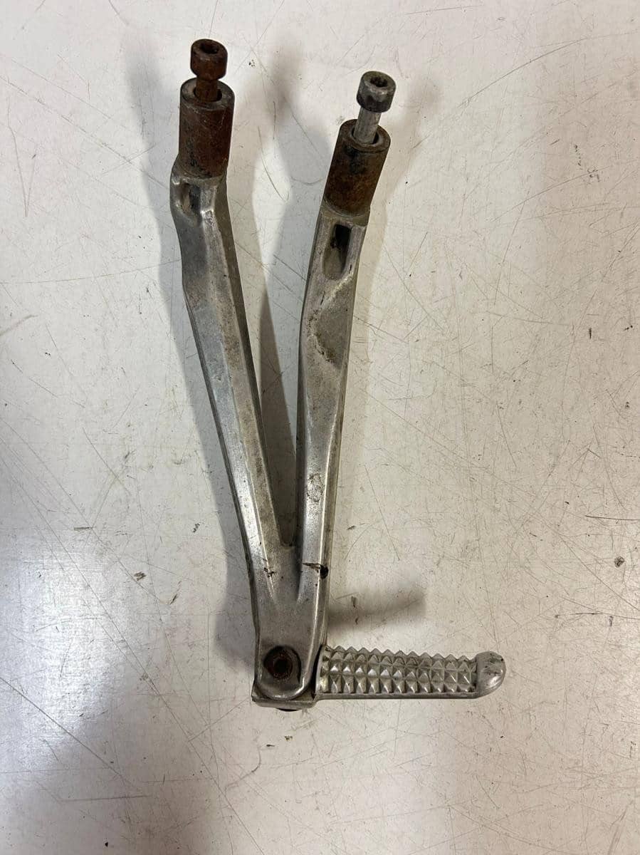 Platine repose pied passager arrière gauche Yamaha R1 1000 2007 - 2008